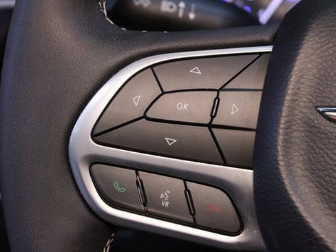 Used 2025 Chrysler Pacifica Select image 22