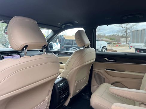 Used 2023 Jeep Grand Cherokee L Limited w/ Luxury Tech Group II AWD/4WD image 31