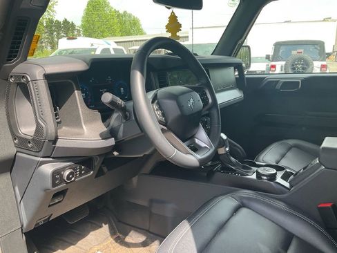 Used 2025 Ford Bronco Badlands image 15