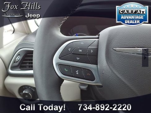 Certified 2024 Chrysler Pacifica Select image 18