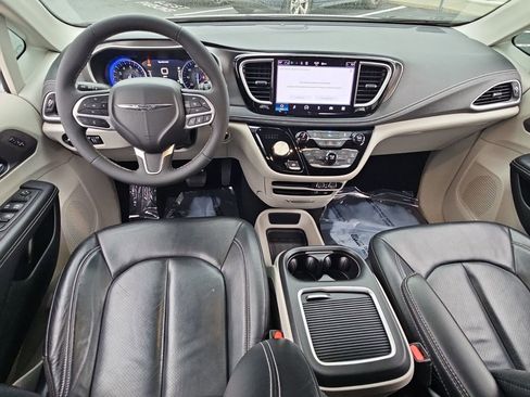 Used 2022 Chrysler Pacifica Touring-L image 14