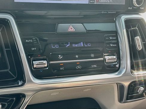 Certified 2023 Kia Sorento SX AWD/4WD image 16