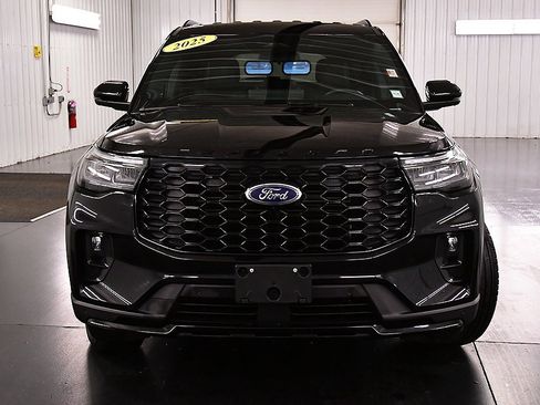 Used 2025 Ford Explorer ST-Line image 2