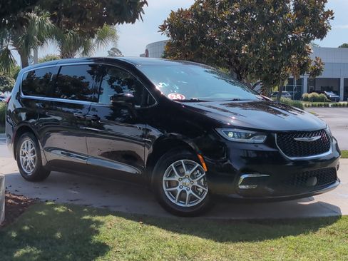 Used 2024 Chrysler Pacifica Touring-L FWD image 2