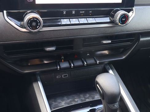 Used 2024 Chevrolet Colorado Trail Boss w/ Technology Package image 25