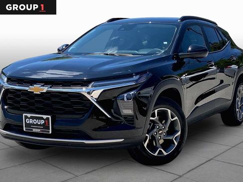 Used 2025 Chevrolet Trax LT FWD image 1