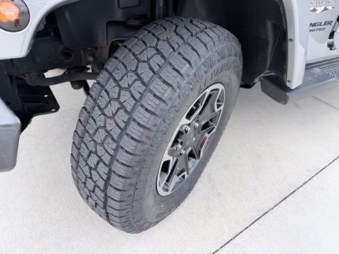 Used 2016 Jeep Wrangler Unlimited Sahara image 31