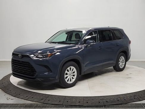Used 2025 Toyota Grand Highlander FWD image 3