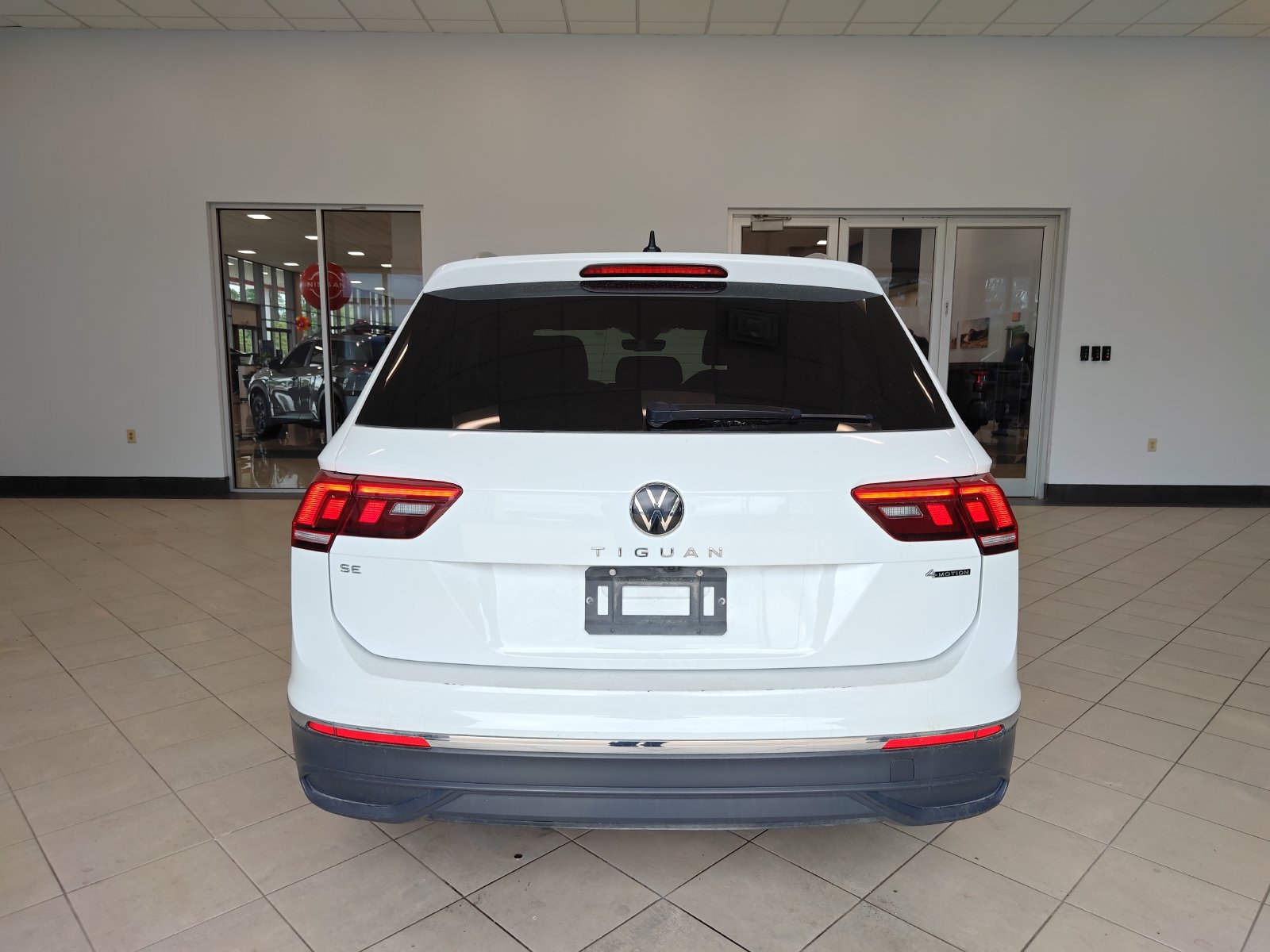 Used 2024 Volkswagen Tiguan SE AWD/4WD image 4