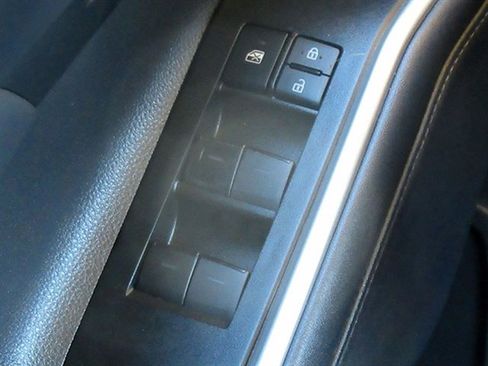 Used 2020 Toyota Highlander XLE image 29