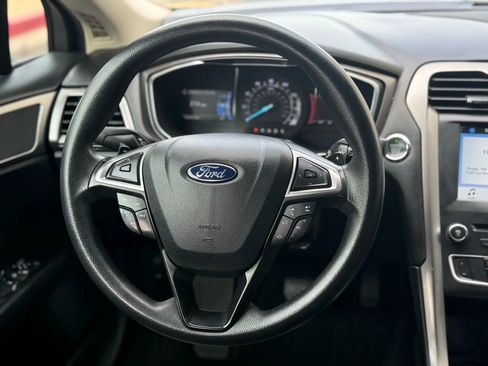 Used 2017 Ford Fusion SE w/ Fusion SE Technology Package image 22