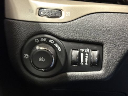 Used 2016 Jeep Cherokee Latitude w/ Cold Weather Group AWD/4WD image 18