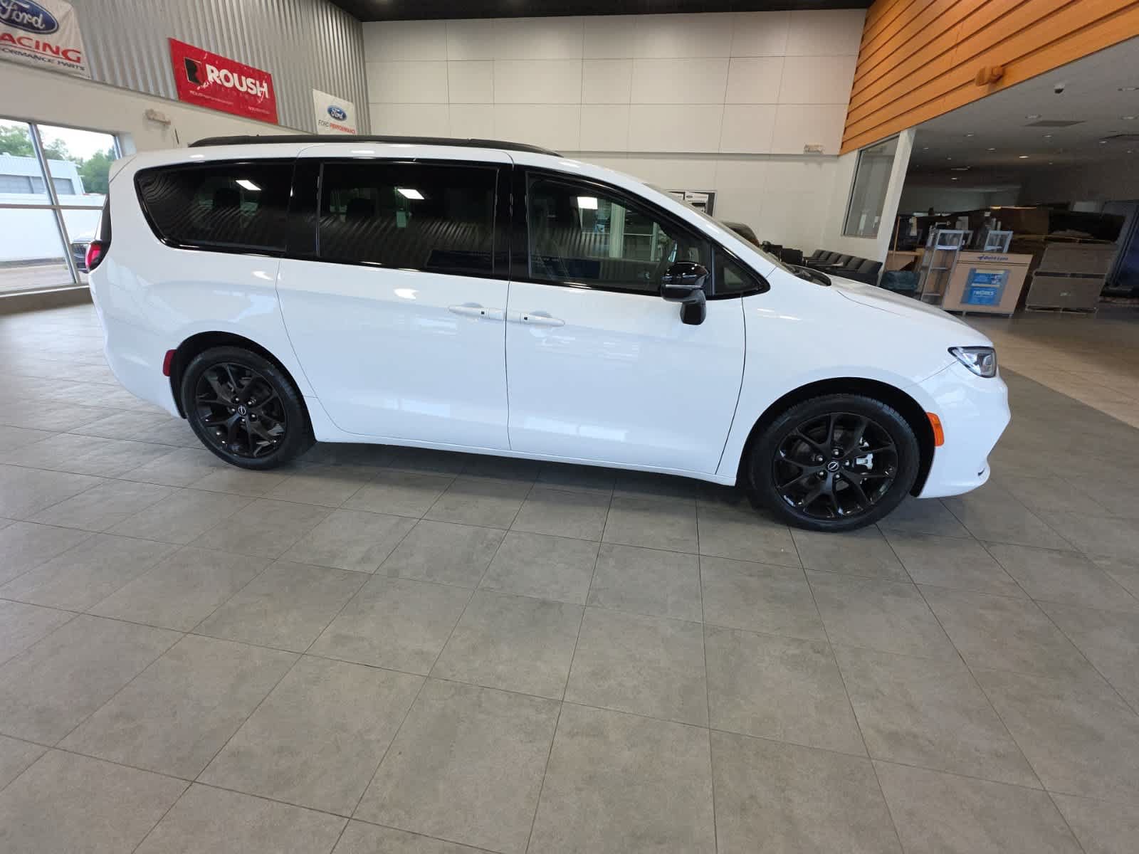 Used 2025 Chrysler Pacifica Limited FWD image 6