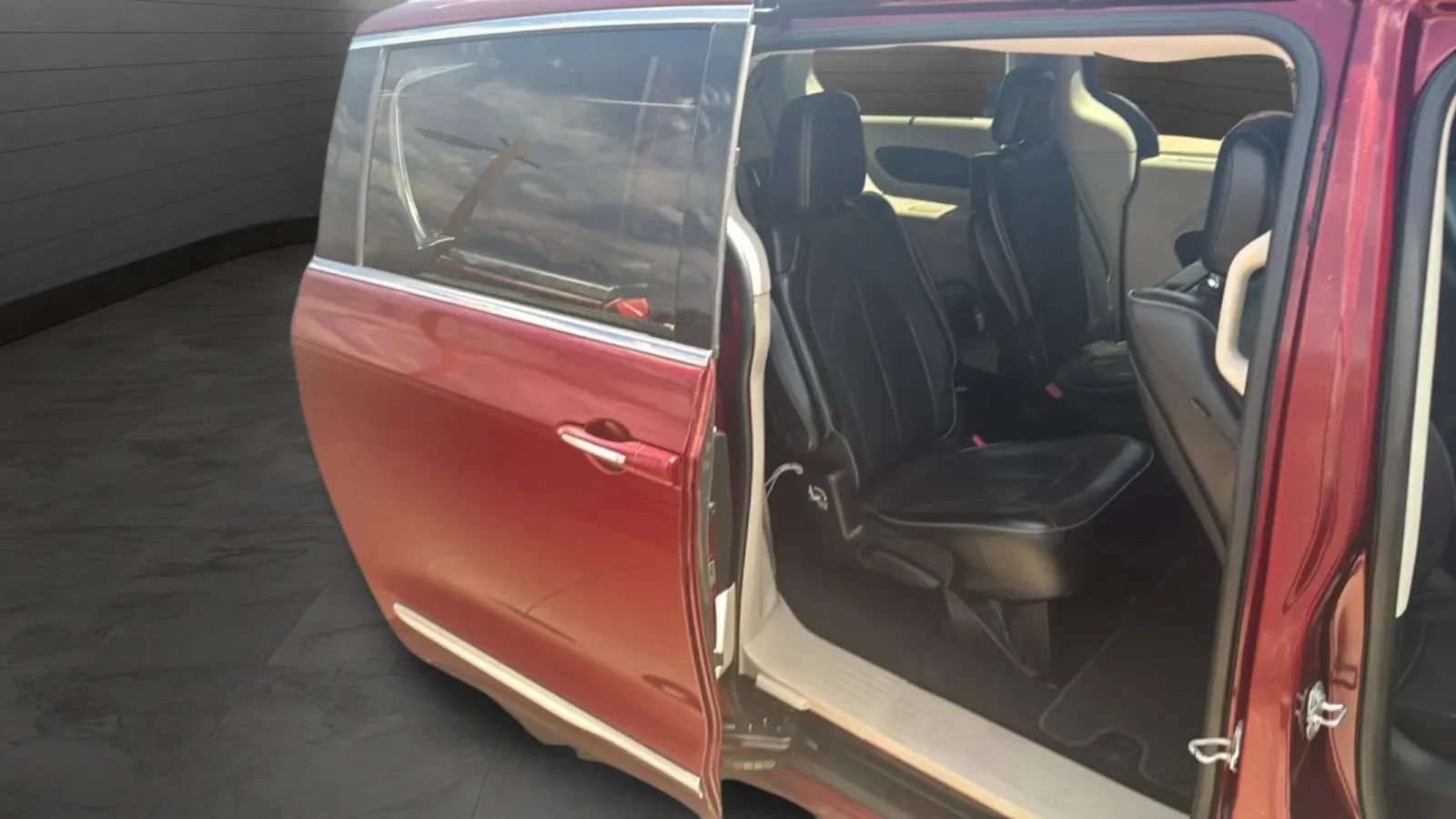 Used 2017 Chrysler Pacifica Limited FWD image 52