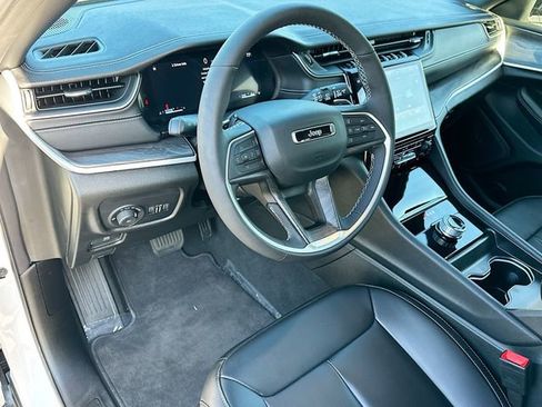 Used 2025 Jeep Grand Cherokee L Limited w/ Black Appearance Package image 9