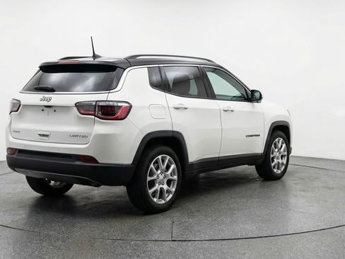 Used 2025 Jeep Compass Limited image 9