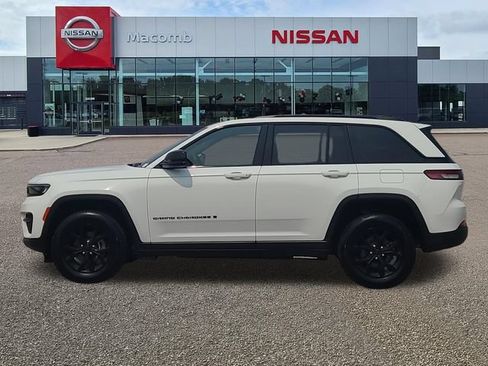 Used 2025 Jeep Grand Cherokee Altitude AWD/4WD image 4