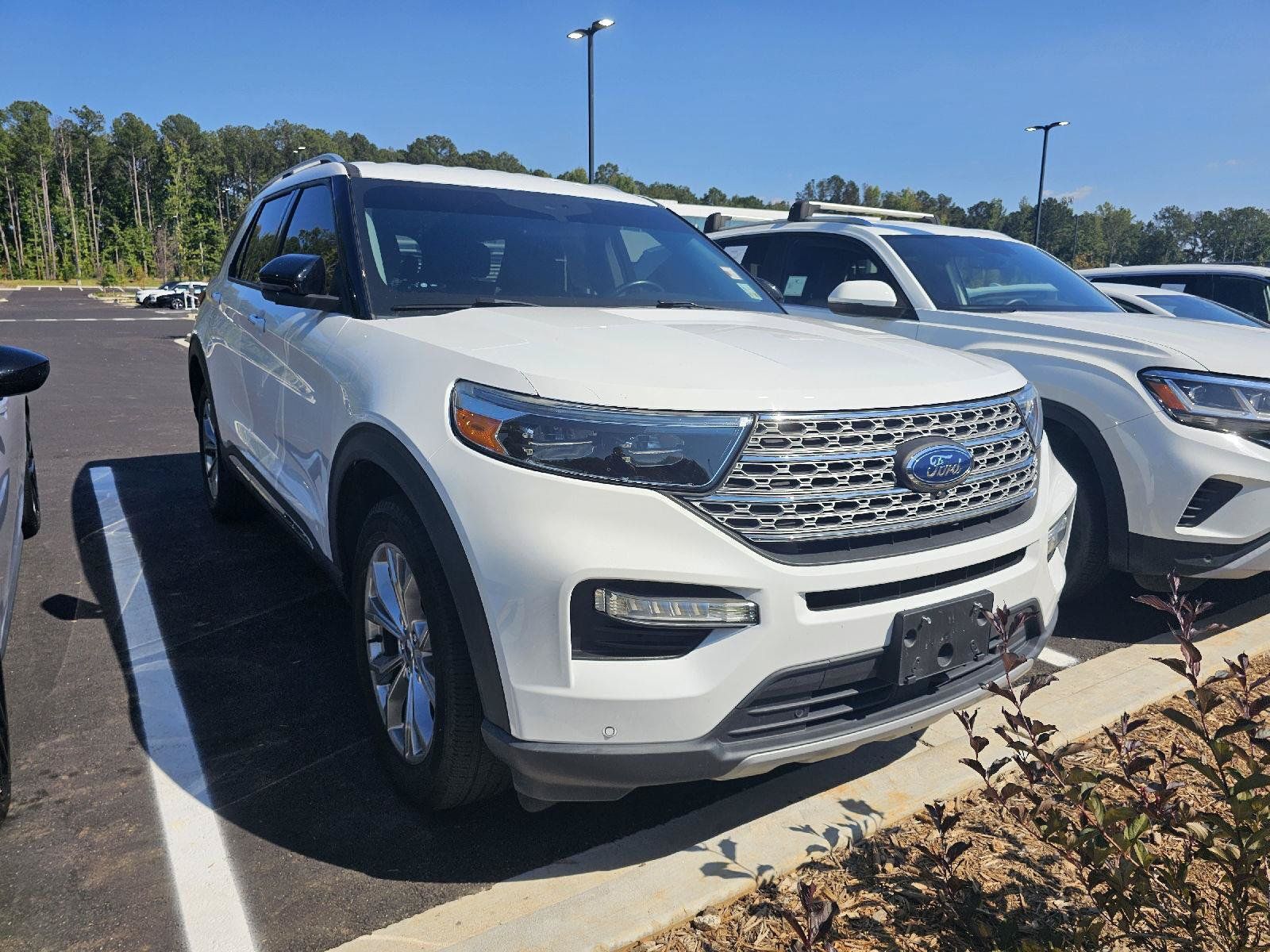 Used 2022 Ford Explorer Limited AWD/4WD image 3