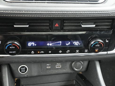 Used 2022 Nissan Rogue SV w/ SV Premium Package image 17