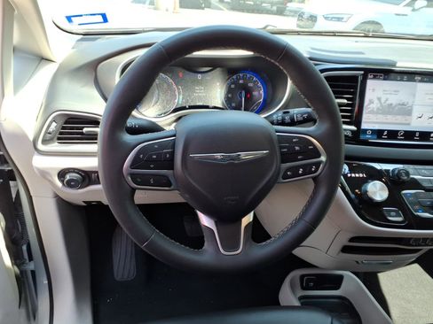 Used 2024 Chrysler Pacifica Touring-L FWD image 8