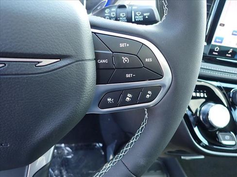 New 2027 Chrysler Pacifica Select AWD/4WD image 18