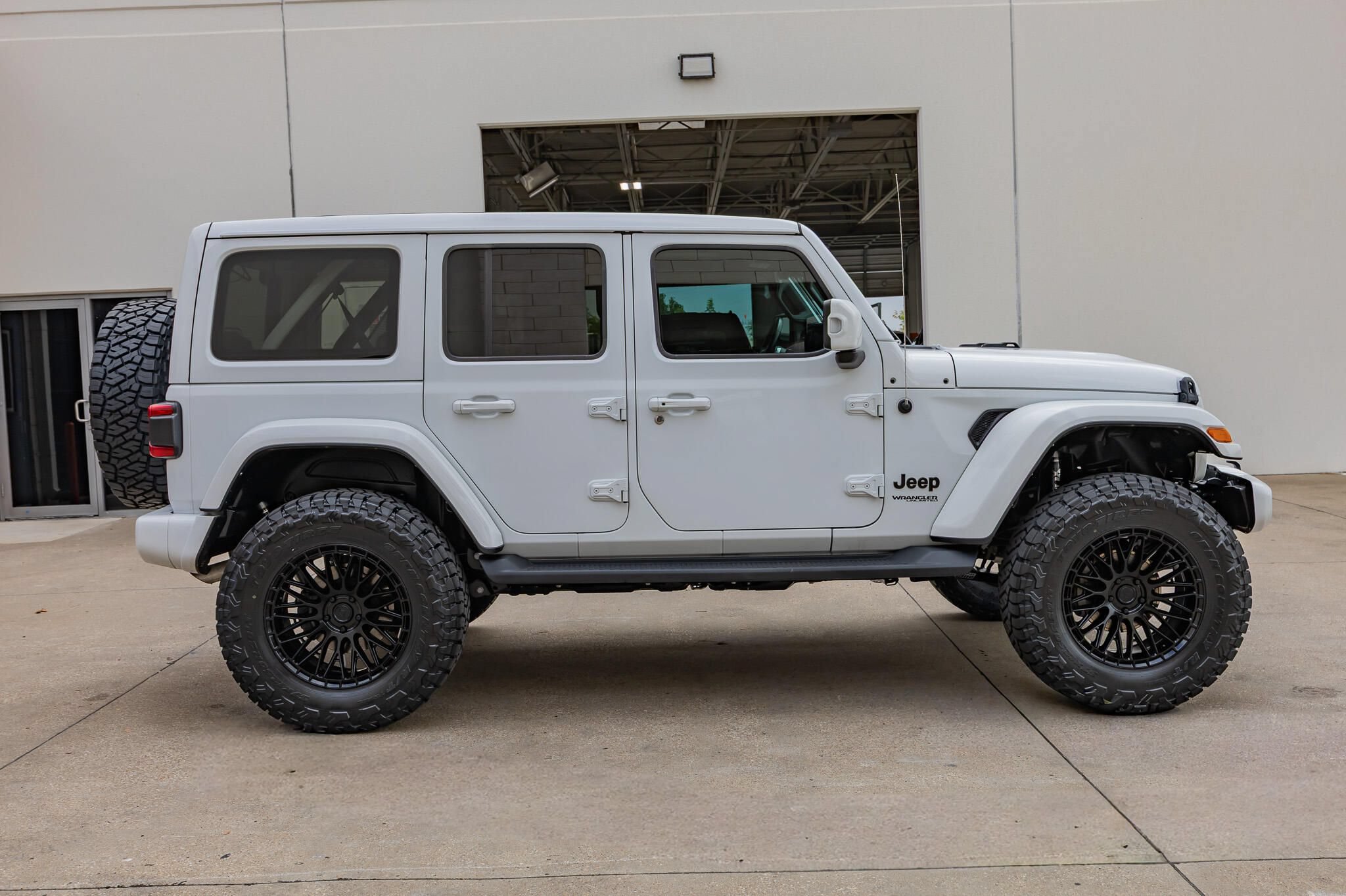 Used 2022 Jeep Wrangler Unlimited Sahara AWD/4WD image 11