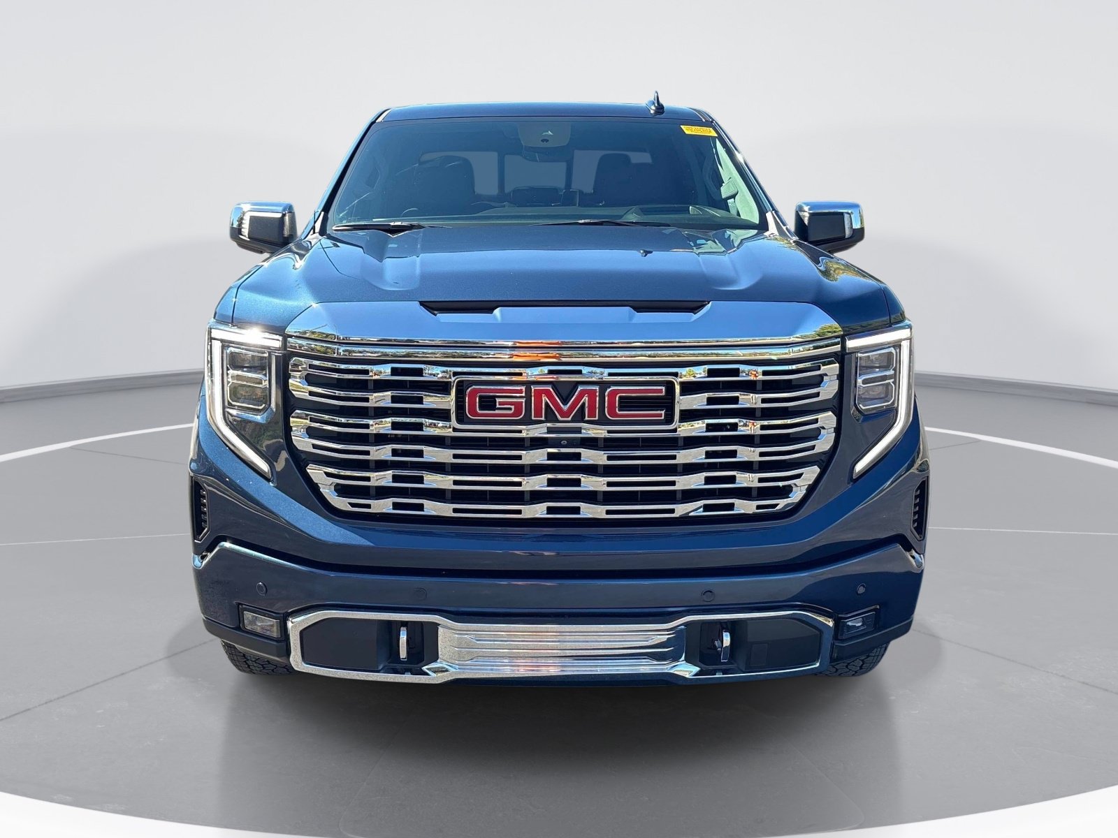 Used 2022 GMC Sierra 1500 Denali w/ Technology Package AWD/4WD image 2
