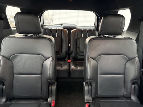 Used 2017 Ford Explorer XLT w/ Equipment Group 202A image 10