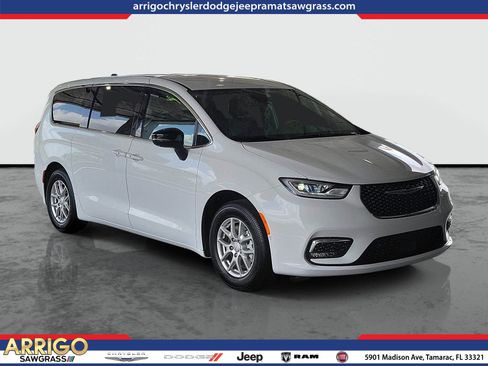 New 2026 Chrysler Pacifica Select image 1