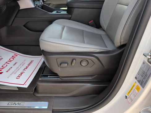 Used 2023 GMC Yukon XL SLT w/ SLT Luxury Package image 19