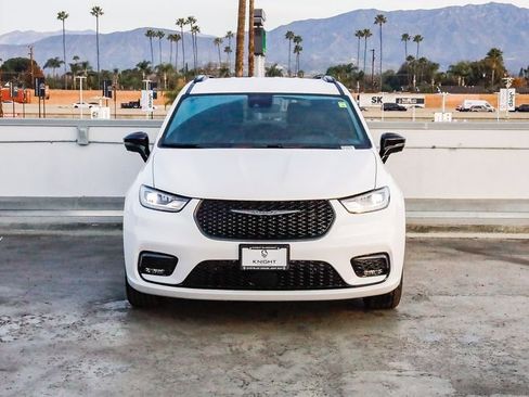 New 2026 Chrysler Pacifica Select w/ S Appearance Package image 3