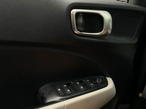 Used 2025 Hyundai Venue SEL image 21