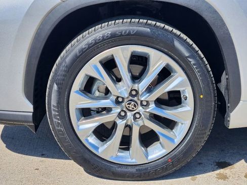 Used 2023 Toyota Highlander Limited FWD image 8