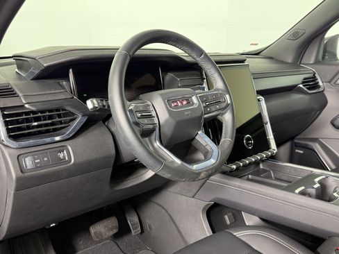 Used 2025 GMC Acadia Elevation w/ Elevation Premium Package FWD image 3