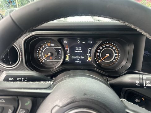 Used 2025 Jeep Gladiator Rubicon w/ Convenience Group AWD/4WD image 27