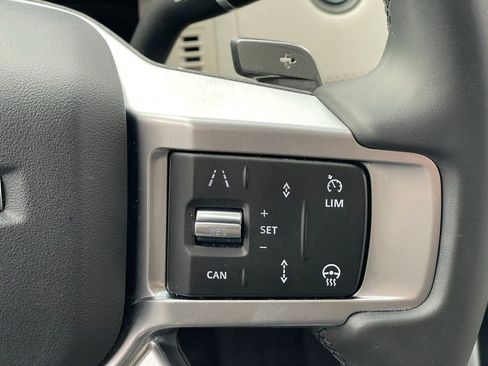 Used 2025 Land Rover Discovery S image 17