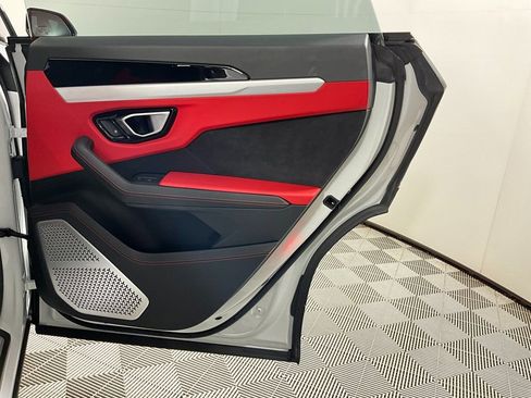 Used 2020 Lamborghini Urus Base image 24