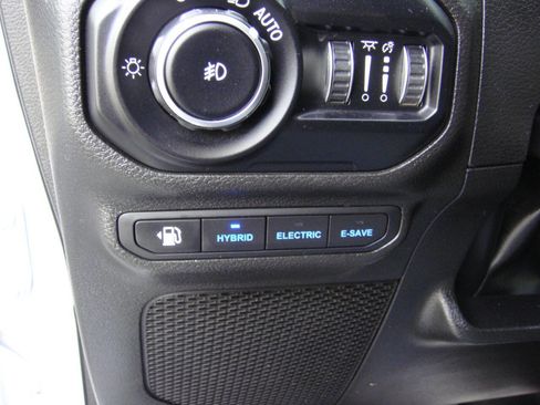 Used 2022 Jeep Wrangler Unlimited Sahara w/ Cold Weather Group image 19