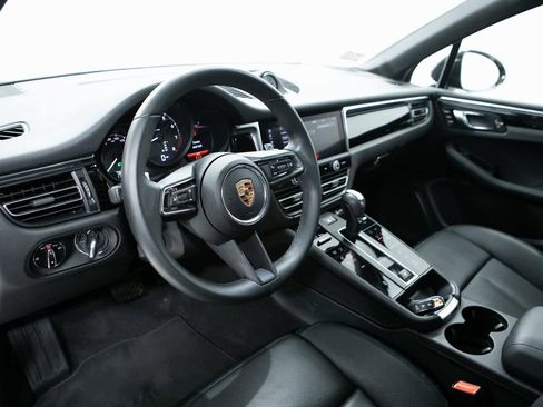 Certified 2025 Porsche Macan image 4