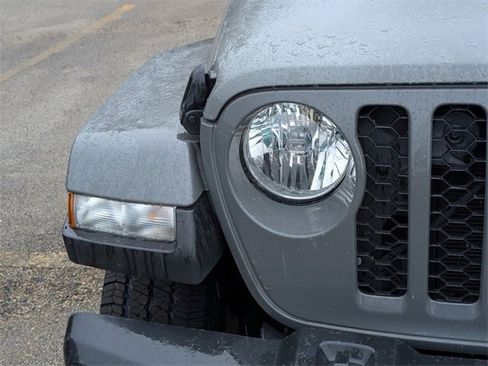 Used 2022 Jeep Gladiator Sport image 4