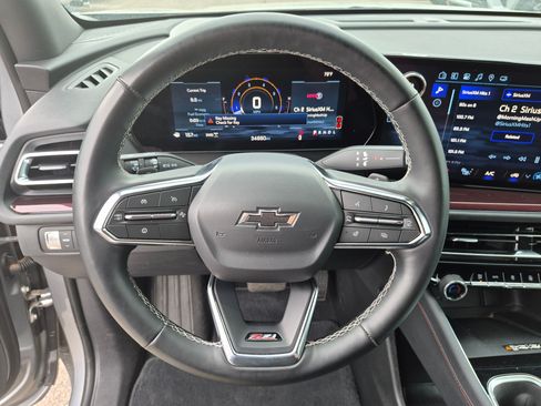 Used 2025 Chevrolet Traverse Z71 AWD/4WD image 16