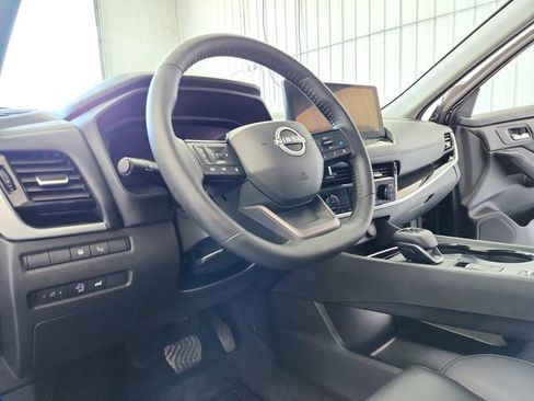 Used 2025 Nissan Rogue SL w/ SL Premium Package image 18