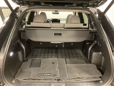 Used 2025 Mitsubishi Outlander AWD image 28