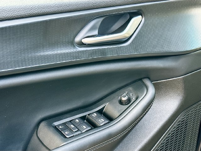 Used 2025 Jeep Grand Cherokee Altitude RWD image 18
