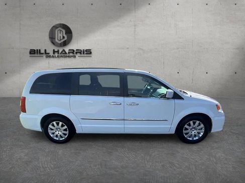 Used 2016 Chrysler Town & Country Touring w/ Driver Convenience Group FWD image 5