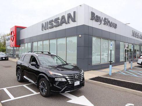Certified 2025 Nissan Rogue Platinum FWD image 2