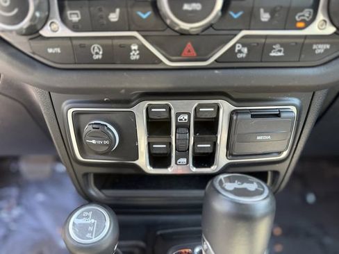 Used 2024 Jeep Wrangler Unlimited Sahara w/ Technology Group AWD/4WD image 24