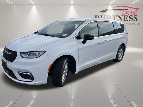 New 2026 Chrysler Pacifica Select FWD image 4