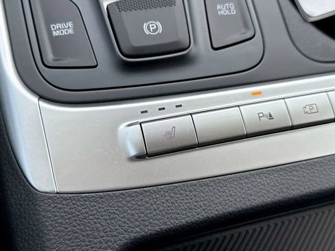Used 2025 Kia Carnival FWD image 20