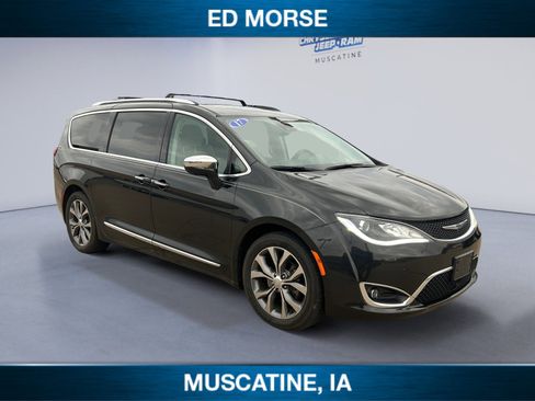 Used 2017 Chrysler Pacifica Limited image 7